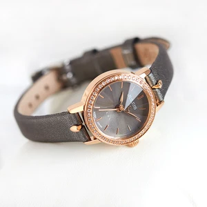 Часы наручные женские в ретро стиле, модный браслет с фианитами и кожаным ремешком, подарок на день рождения для студенток, в коробке