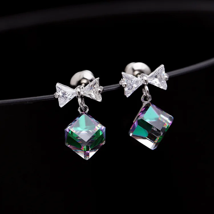 Сережки-гвоздики из серебра 925 пробы с фианитом | Украшения и аксессуары