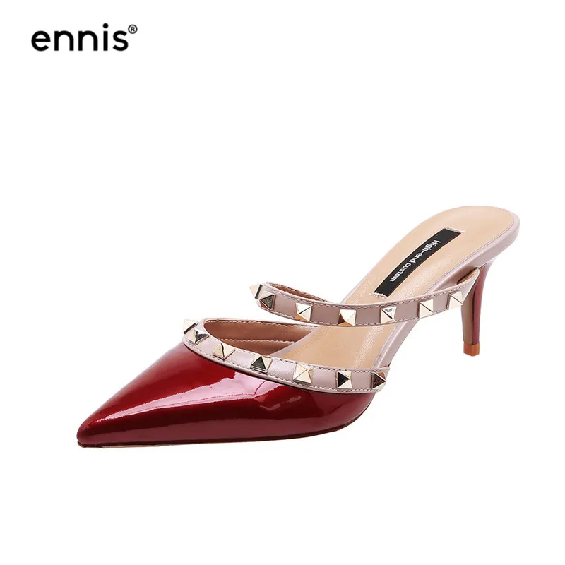 ENNIS/ г.; женские туфли-лодочки; шлепанцы с острым носком; Шлепанцы из лакированной кожи с заклепками на шпильках; модные дизайнерские туфли без задника на высоком каблуке; M984 - Цвет: Red Wine