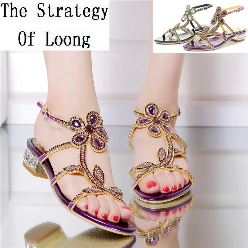 Женские босоножки на низком каблуке с кристаллами черного и фиолетового цветов