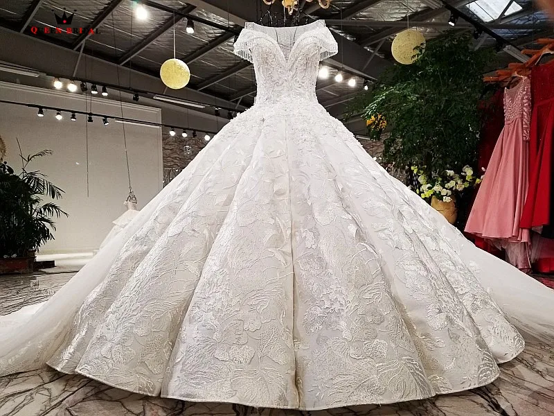 Свадебное платье пышное блестящее
