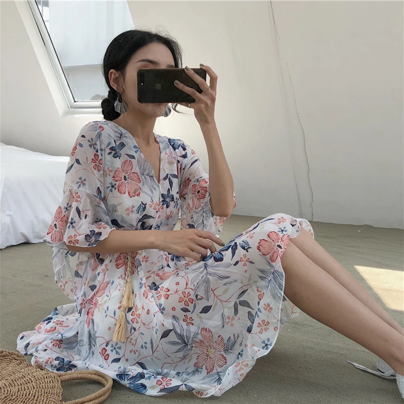 Возможно короткое шифоновое мини-платье с цветочным принтом v-образным вырезом и