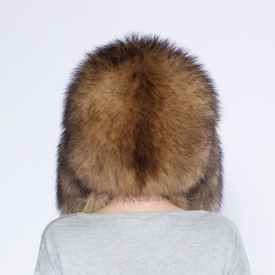 Рисунок 3 - Женские шапки с помпоном из натурального меха енота