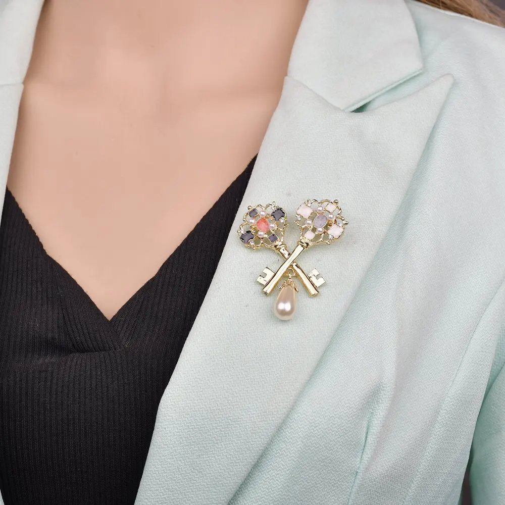 2019 NEW college style personality fashion gold color double Crown Key statement pearl Brooch women badge jewelry gift | Украшения и