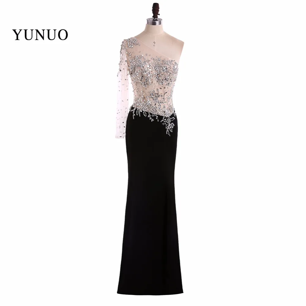 Длинное вечернее платье на одно плечо с бусинами и длинными рукавами длиной до