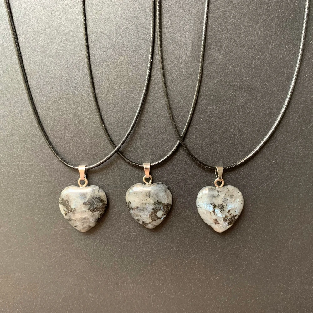 

Natural Flash Stone Labradorite Heart Hand Carved 20MM Healing Palm Stone Gray Love Heart Shaped Necklace Rope Cord 1pc