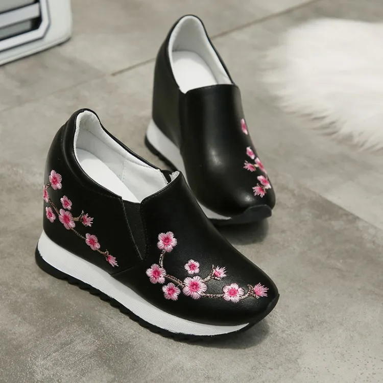 Женские кроссовки модные увеличивающие рост с вышивкой на танкетке женская