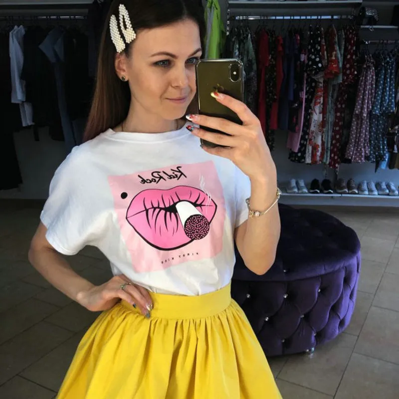 Женская футболка с принтом губ и надписью облегающая коротким рукавом белая