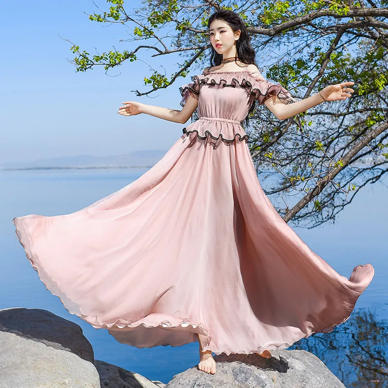 Женское длинное платье на бретельках розовое и белое с оборками бесплатная