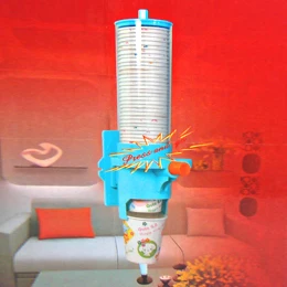 Автоматически Возьмите чашку с водой для напитков/пластиковый подстаканник