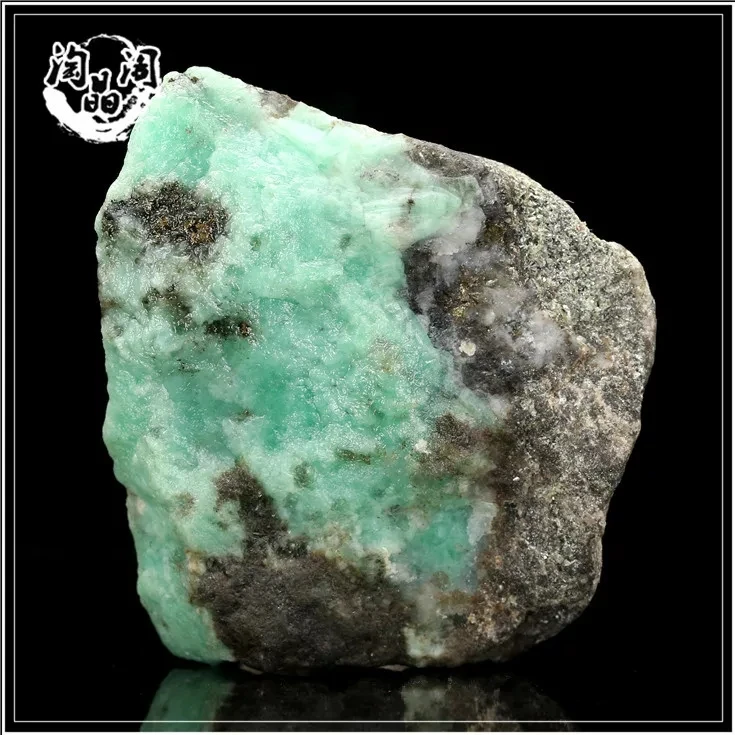 

Ultra-fine mineral crystals emerald green natural rough stones mark LuoShi collectibles ore samples without optimization