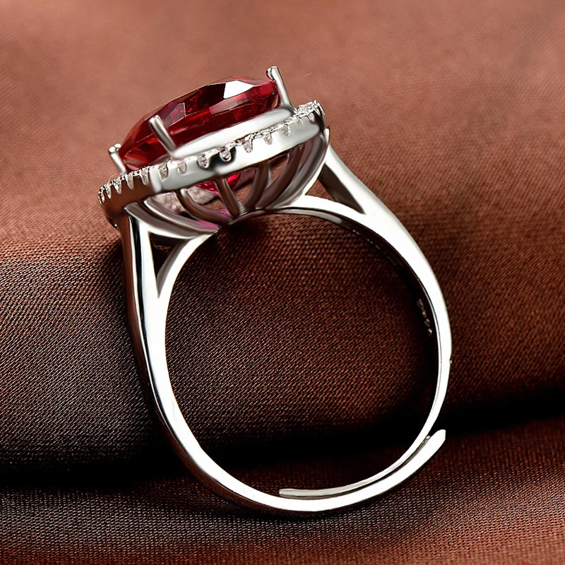 Женское кольцо из серебра 925 пробы с крупным красным фианитом | Украшения и