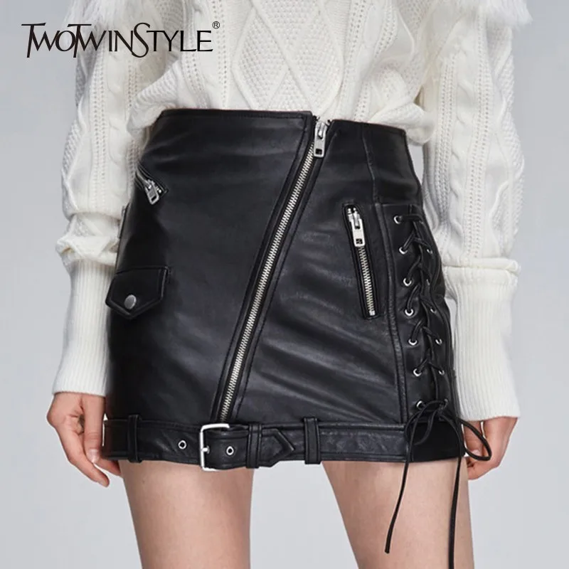 Женская мини юбка TWOTWINSTYLE черная из искусственной кожи с карманами на молнии и