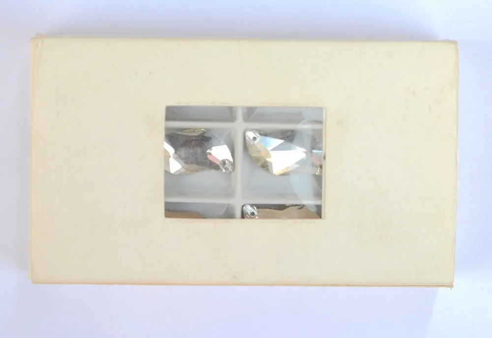 Стеклянные кристаллы всех размеров S-образной формы блестящие кристально чистые