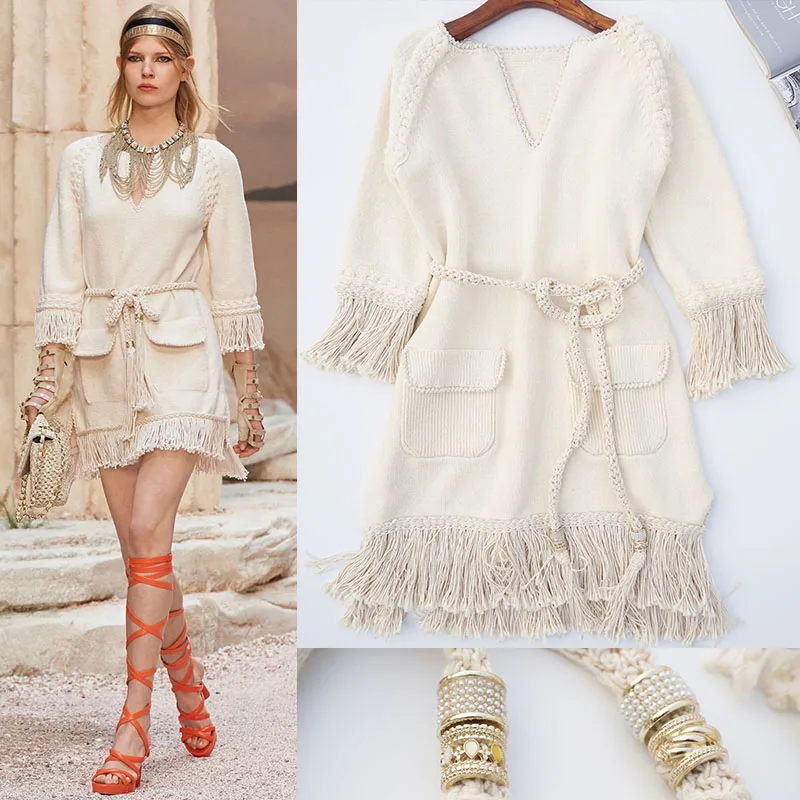 Женское трикотажное платье с кисточками бежевое ручной работы v образным вырезом