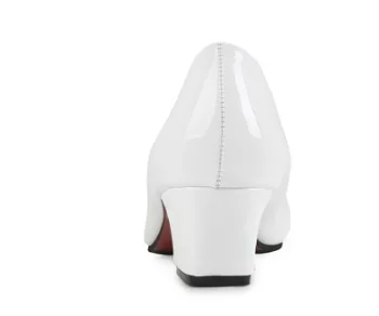 Туфли женские из лакированной кожи на среднем каблуке заостренный носок