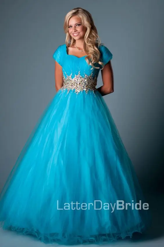 Синее бальное платье скромное на выпускной с рукавами-крылышками длинное в пол