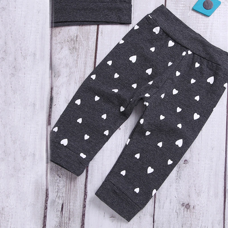 SHEIN Kiddie/серая трикотажная толстовка с оборками для маленьких девочек и штаны с узором в виде сердца комплект одежды для девочек, повседневный костюм с длинными рукавами для девочек
