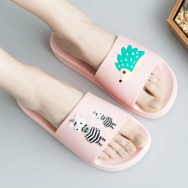 Новинка 2018 года пляжные шлепанцы для ванной модные брендовые домашние тапочки