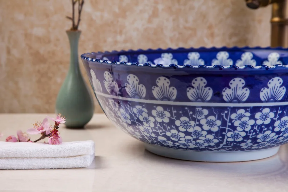 Рабочая поверхность раковина для ванной комнаты синяя и белая с рисунком рыбы