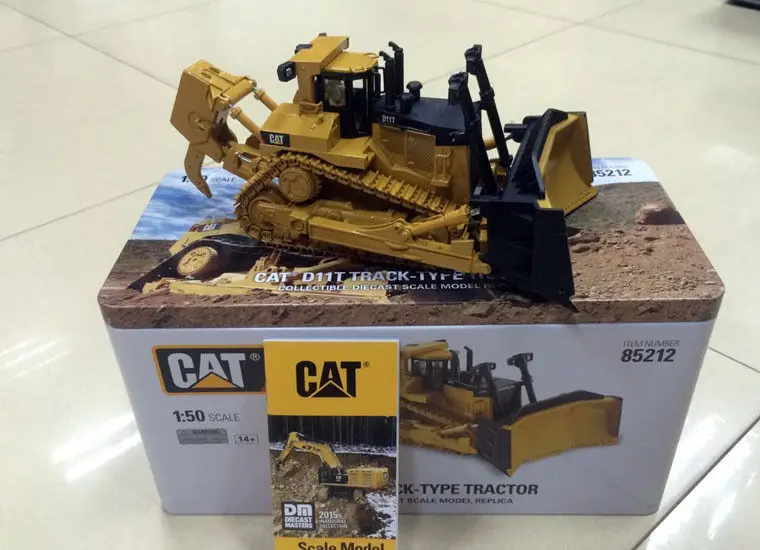 

New BOX - DM Model - Cat D11T Track-Type Tractor - 1:50 Scale DieCast #85212