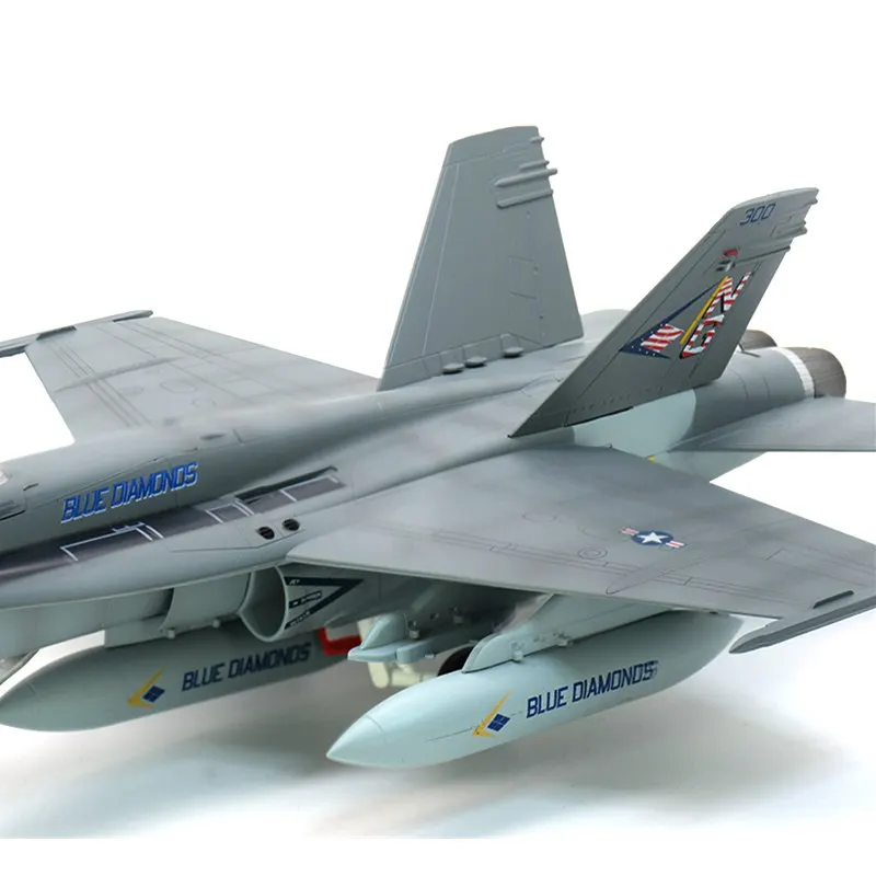 1: 72 F/A-18 Hornet VFA-146 Синие Бриллианты Многоуровневая Боевая струя Предварительно Построенная хобби Коллекционная авиационная готовая пластиковая модель