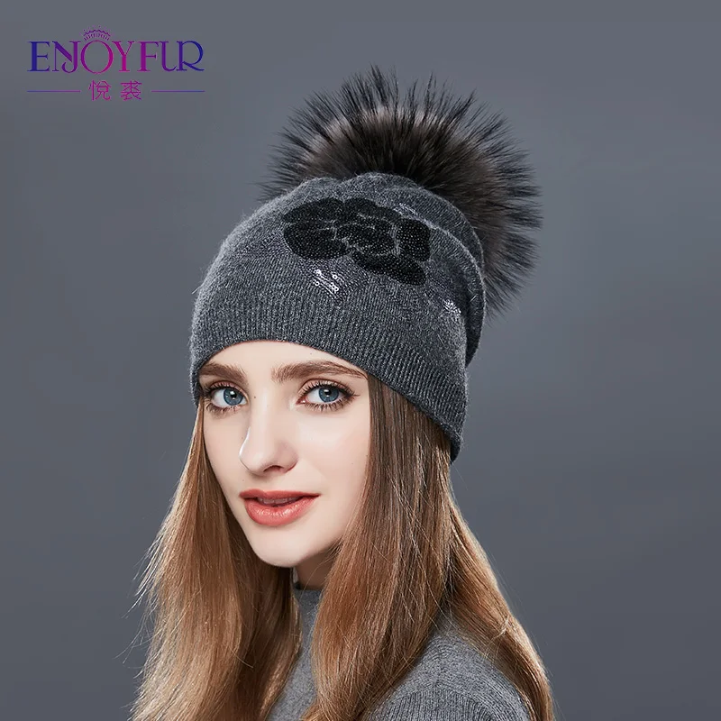 Enjoyfur зима Шапки для Для женщин енота Мех Pom Hat цветок Вышивка двойной Слои вязаный