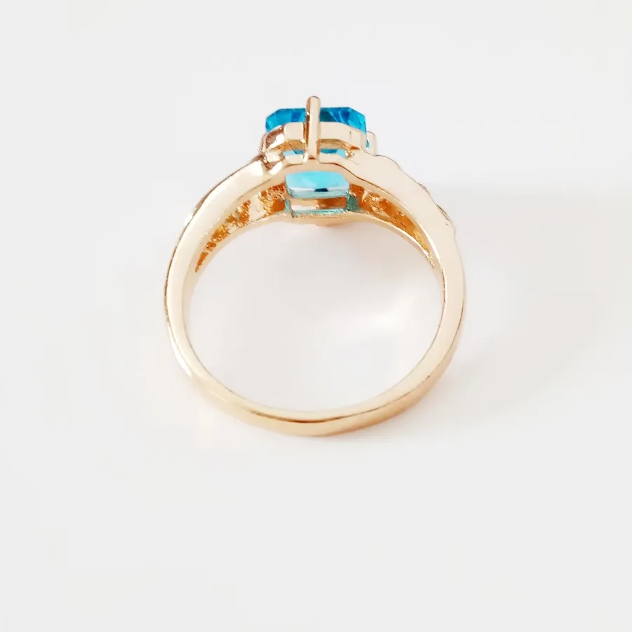 Женское кольцо с большим камнем обручальное ювелирное изделие золотого цвета 585