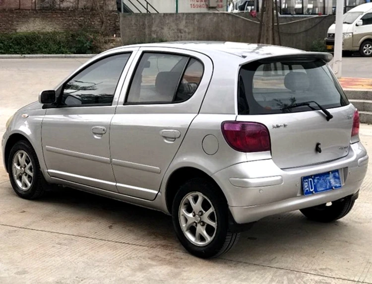 Для toyota vitz спойлер yaris/vitz спойлер с светильник высококачественный абс материал Неокрашенный для yaris/vitz спойлер