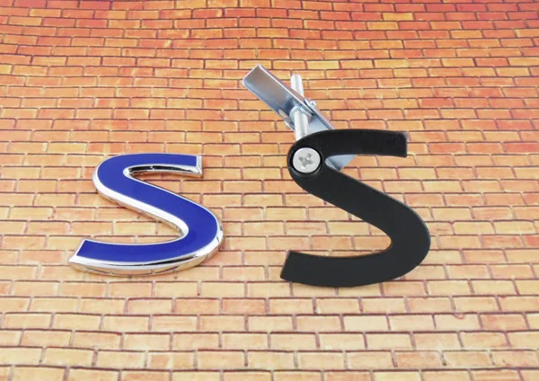 Автомобильный хромированный синий S-образный значок для передней части Q50 |