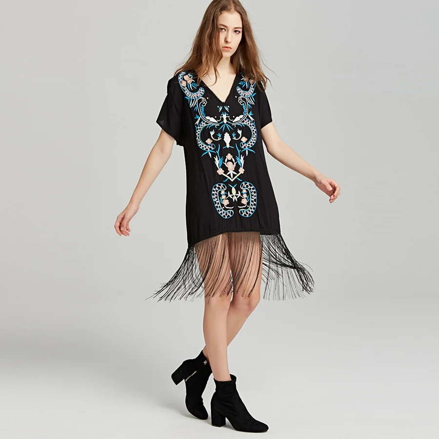 Женское мини платье с цветочной вышивкой коротким рукавом и V образным