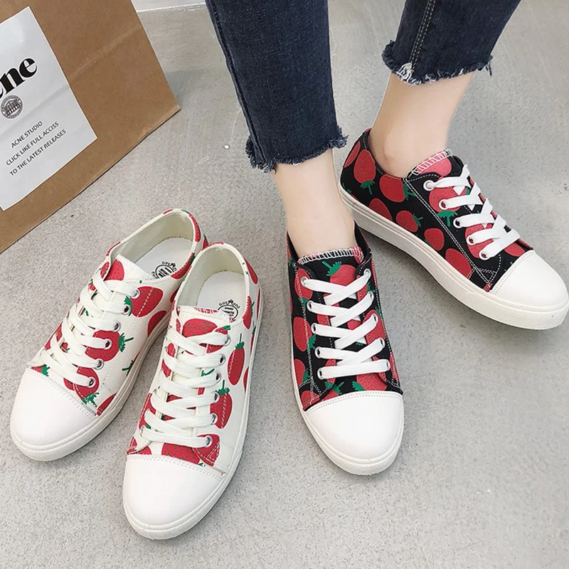Весенне осенние женские кроссовки обувь на шнуровке с клубничкой повседневная