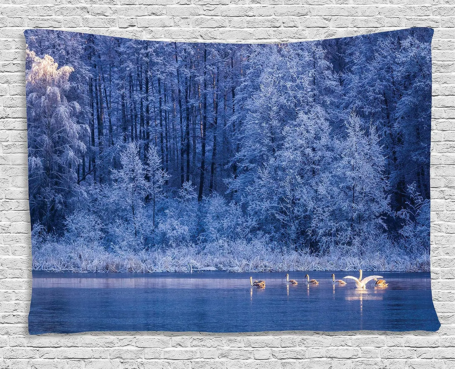 Зимний декоративный гобелен Лебеди плавают озеро Сумерки лес драматический