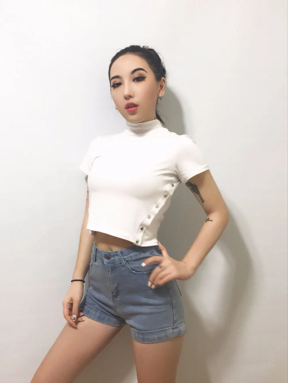 WHITNEY WANG 2018 весна лето мода уличная Кнопка Тонкий кроп топы Футболка женская