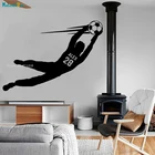 Футбольный вратарь персонализированное имя и цифры прыгнули и захватывали эффектный футбол виниловая настенная наклейка домашний декор YT1090