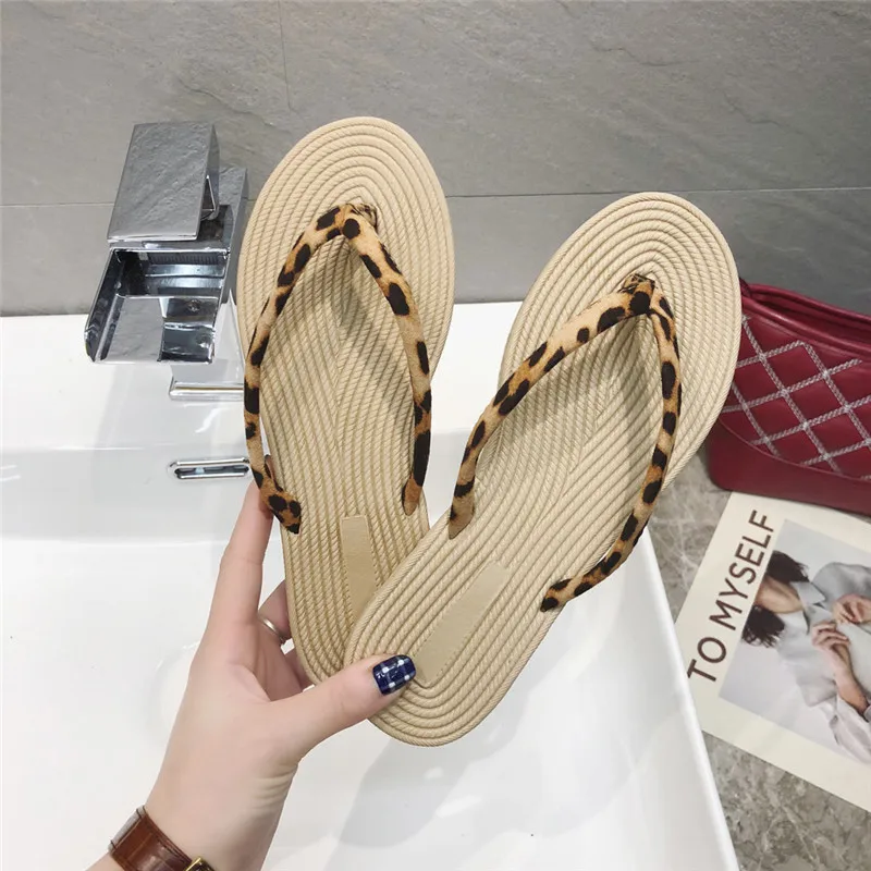Летние шлепанцы на плоской подошве женские с леопардовым принтом обувь