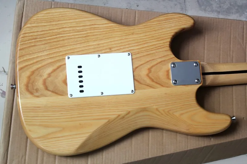 Электрогитара с корпусом из ясеня 3 звукоснимателя белая хромированная