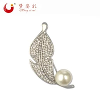 mzc 2020 new chic white leaf brooches pins crystal pearl jewelry brosh broches collar badge lapel pin for women corsage x1768