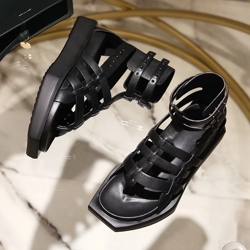 2019 панк Стиль черного цвета из черной кожи с открытым носком и ремешками на