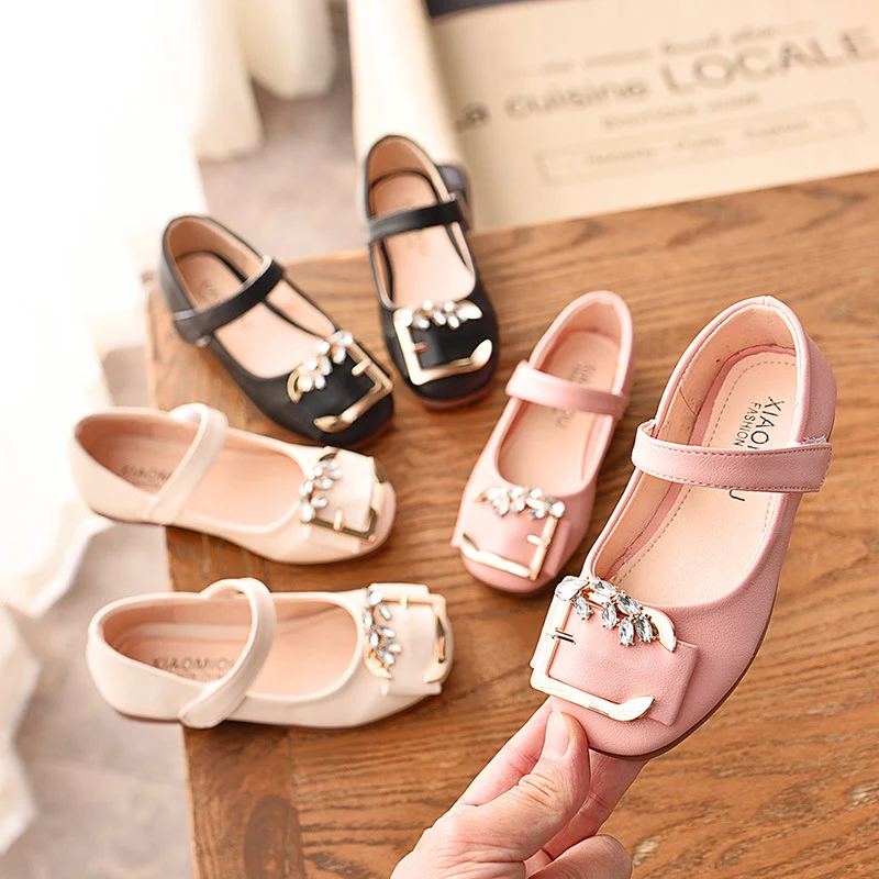 Маленькие кожаные туфли для девочек Весенняя однотонная обувь принцессы со стразами детская с квадратным