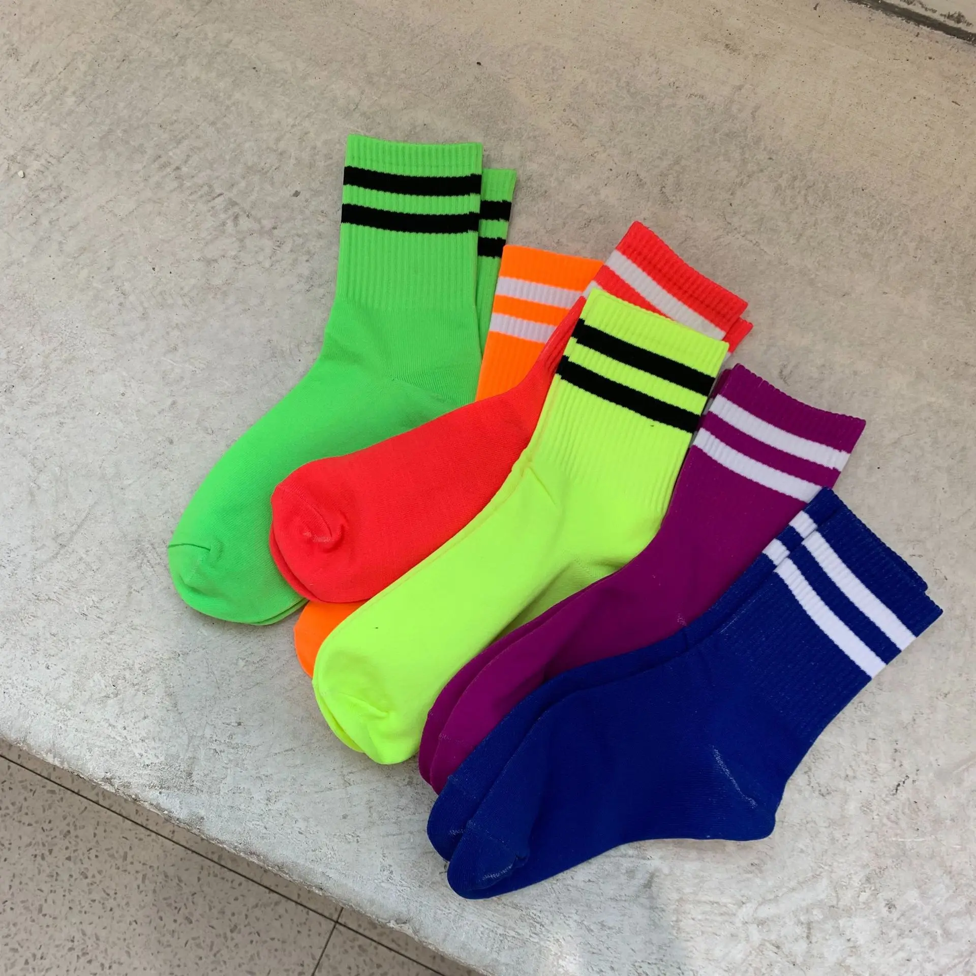 Модные флуоресцентные цветные полосатые носки женские дышащие мягкие