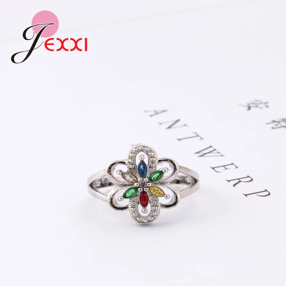 Женское кольцо из серебра 925 пробы с фианитами |