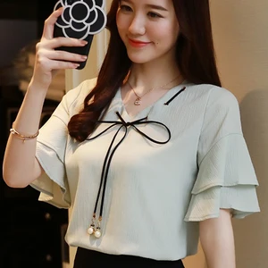 Женская укороченная блузка с открытыми плечами, коротким рукавом и оборками