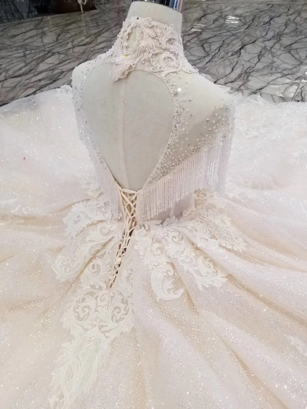 Dolcevita в pizzo lustrini con frange e scollo lupetto abiti da sposa класса люкс и блестящим кружевным верхом