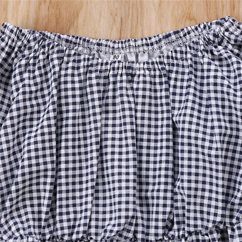 Модный наряд с длинными расклешенными рукавами и открытыми плечами для