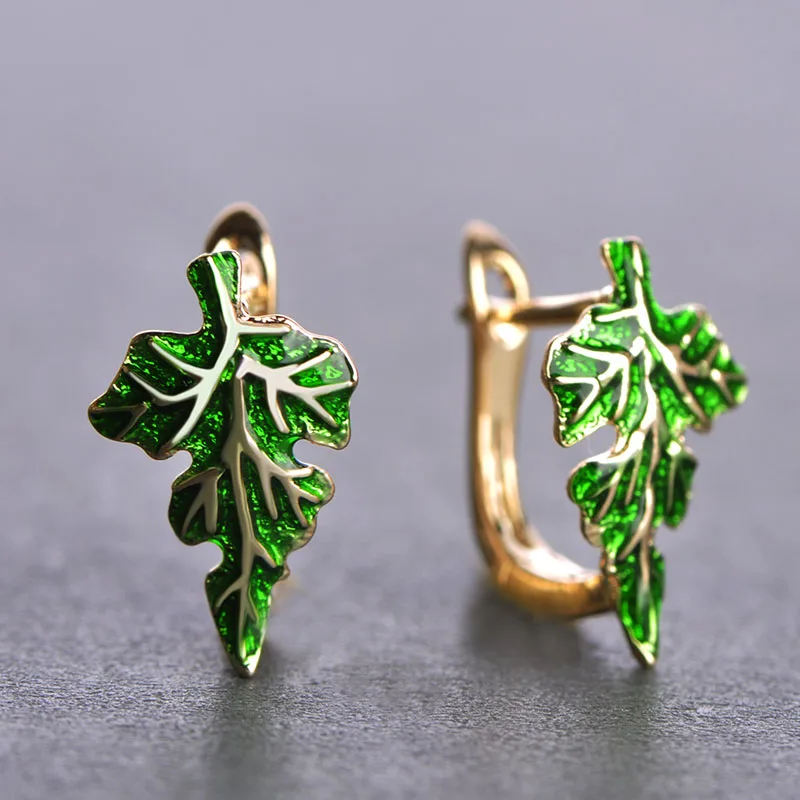 Женские маленькие серьги гвоздики Blucome медные в форме кленового листа с красной