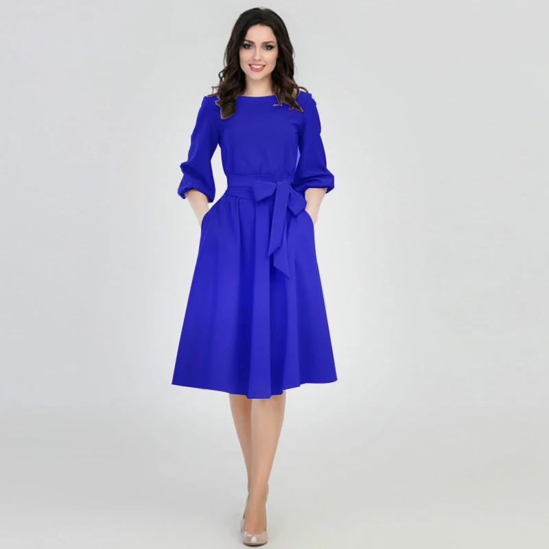 С простым круглым вырезом с пышными рукавами и бантом однотонное женское платье
