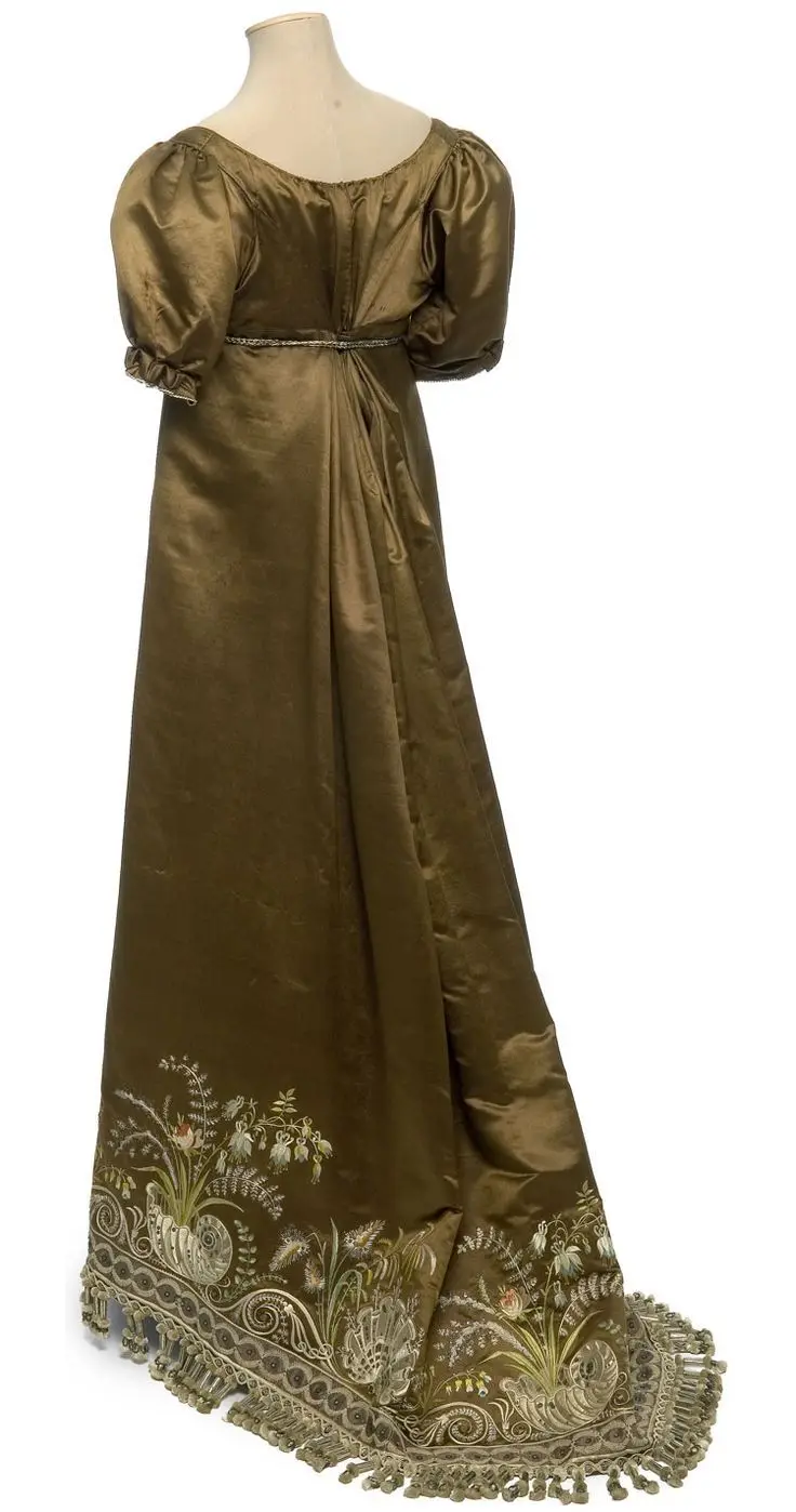

Medieval Clothing Back view of an Victorian dress satin dress Civil war dress Period dresses