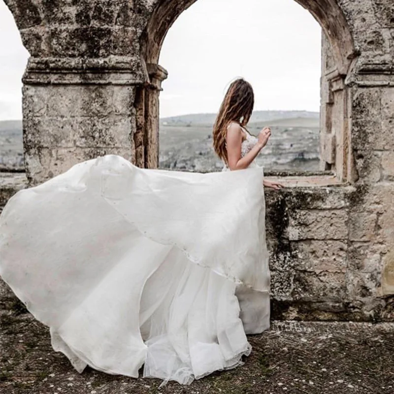 Свадебное платье с иллюзионным лифом глубоким вырезом без рукавов шифоновое