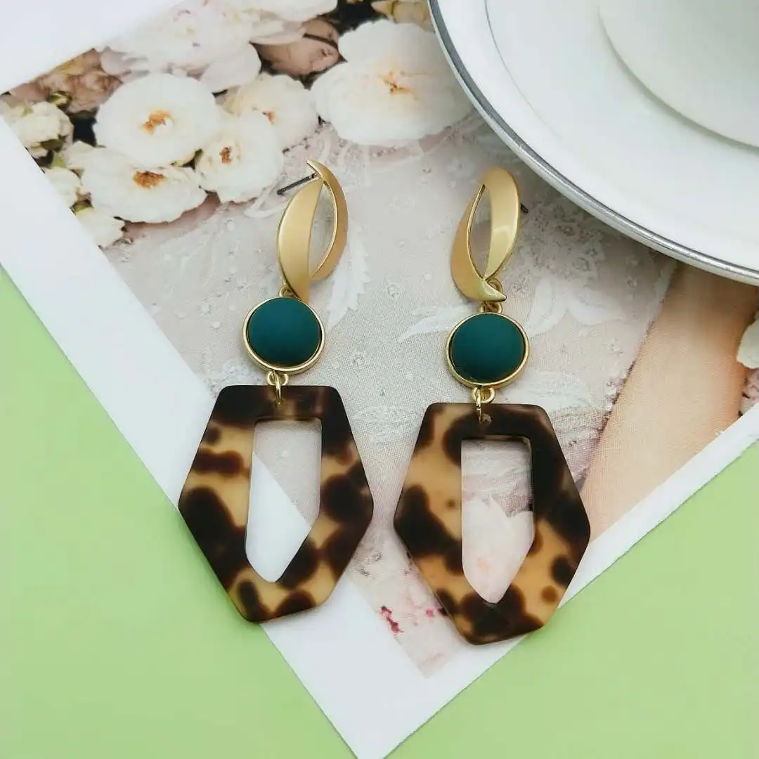 Серьги-подвески из акрила хорошего качества с матовым золотым покрытием |